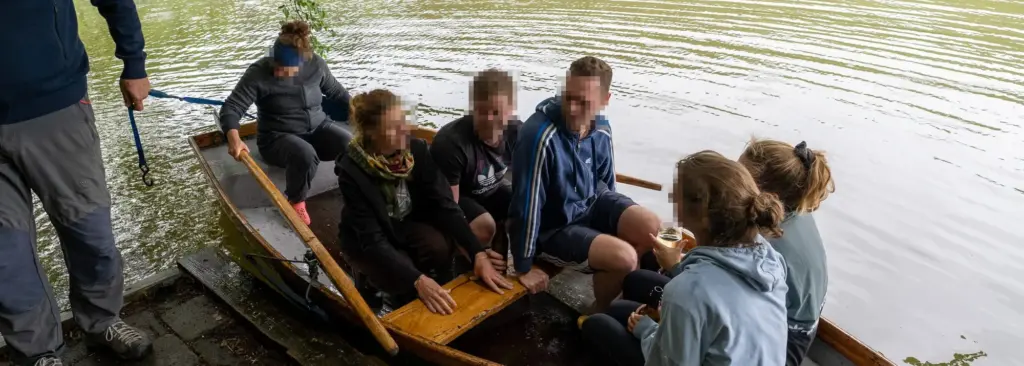Gäste im Ruderboot auf der Iller