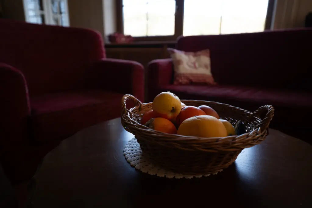 Flößerstube: Sitzgruppe mit Obstkorb