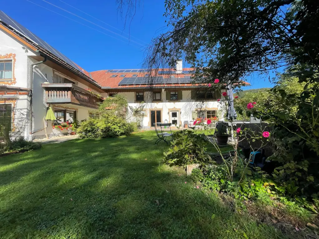 Das Haus von der Gartenseite mit Rosen