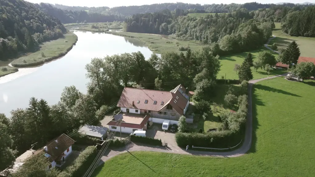Das Haus am Ufer der Iller aus der Vogelperspektive