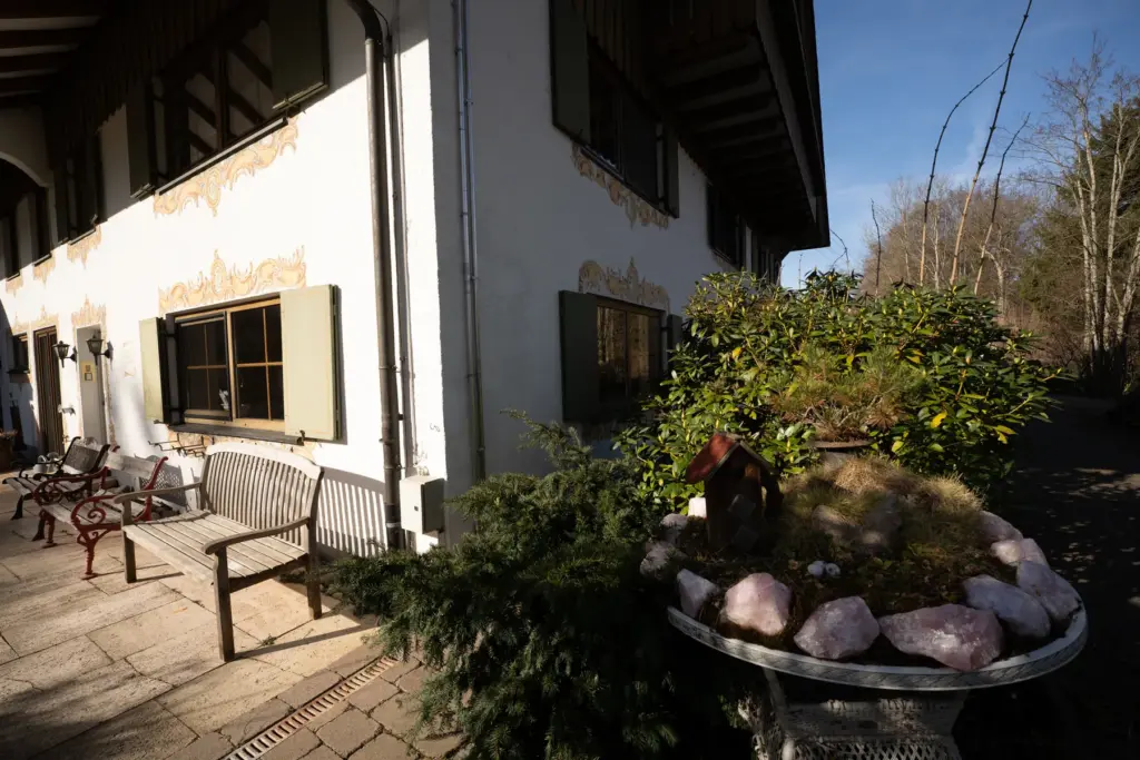 Sitzplatz an der Hauswand mit Bänken
