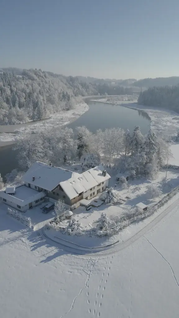 Das verschneite Haus aus der Luft