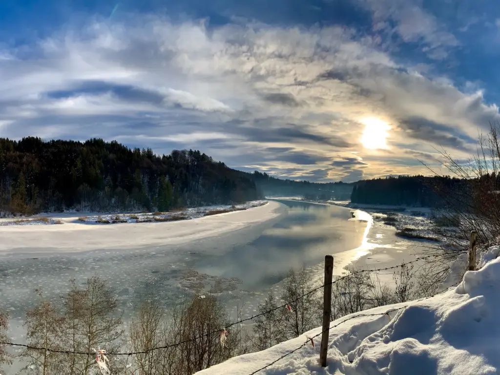 Die Iller im Winter mit Eisrand und tiefstehender Sonne