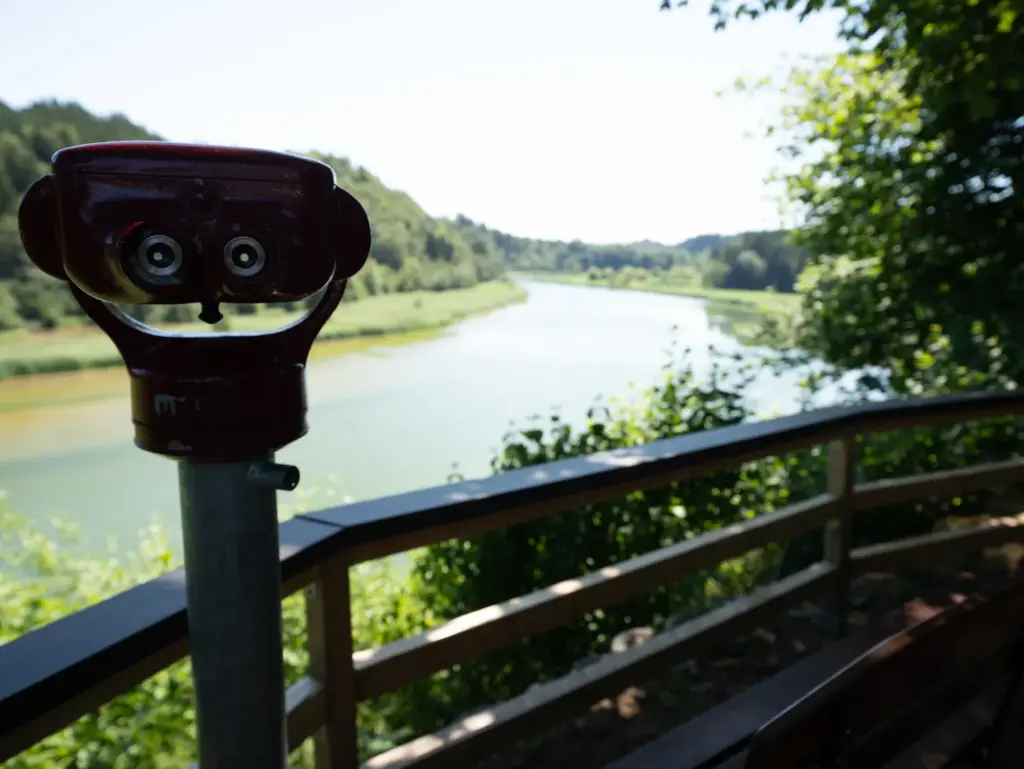 Rotes Fernrohr am Geländer, Blick auf die Iller