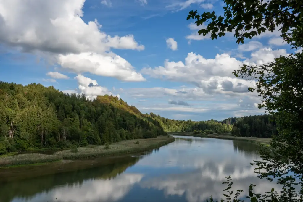 Die Iller spiegelt Wolken und Himmel