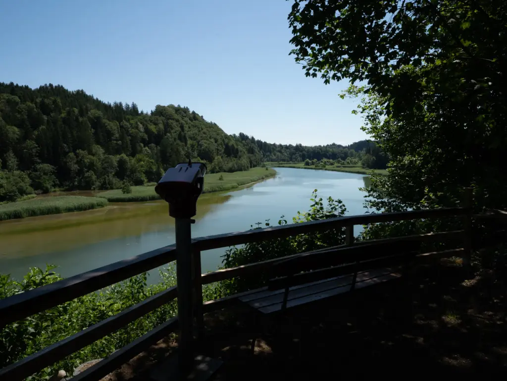Die Iller vom Aussichtsplatz, im Vordergrund das Fernrohr
