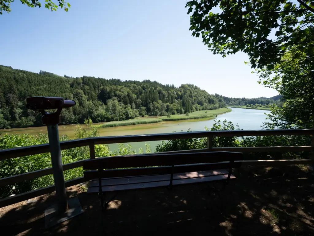 Aussichtsplatz mit Fernrohr und Bank, Blick über die Iller und die bewaldeten Hänge