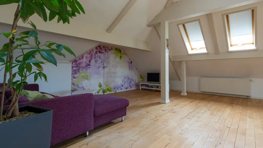 Seminarraum: Sofa vor der Wand mit Blütenmotiv